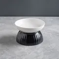 Bol en céramique surélevé moderne avec plat blanc incliné et base noire pour animaux - Bol à pied haut bouche plate / Blanc + Noir