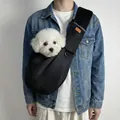 Atmungsaktive schwarze Haustier-Umhängetasche für Hunde mit einem kleinen weißen Hund. - Schwarz