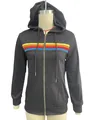 Detail van zwarte hoodie met rits, voorzien van felle regenboogstrepen en zakken. - S / Tops / Zwart