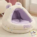 Cama semicerrada de felpa para mascotas en blanco con interior violeta y lunares - Oso de Lunares (Con Almohada)