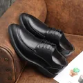 Seitenansicht eleganter schwarzer Business-Herrenschuhe aus Leder mit schicker Schnürung - 37 / 1cm Größensteigernder Stil / Schwarz