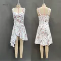 Vues détaillées avant et arrière d'une robe blanche à fleurs à col en V avec des volants - S / Robes / Blanc