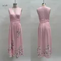 Vues avant et arrière détaillées d'une robe longue rose à col en V avec imprimé floral chic - S / Robes / Rose