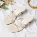 Elegante crèmekleurige sandalen met hoge hakken met meerdere bandjes en vierkante neus - 38 / Melkwit