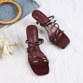 Elegante bordeauxrode sandaaltjes met bandjes, vierkante neus en hak in Franse chique stijl. - 36 / Bordeauxrood