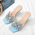 Elegante lichtblauwe sandalen met vierkante neus, strass-steentjes en kristallen hak. - Hemelsblauw