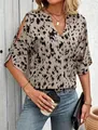Detail van de trendy stijlvolle top met luipaardprint, V-hals en uitgesneden mouwen. - S / Tops / Bruin