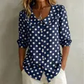 Détail d'un chemisier bleu à pois avec col Claudine et manches 3/4 décontractées. - S / Hauts / Bleu marine