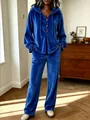 Stilvolles blaues Samt-Loungewear-Set mit Kapuze für Damen in wohnlicher Umgebung - S / Oberteil Und Unterteil / Blau