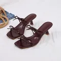 Elegantes mulas de tacón bordeaux con punta cuadrada y tres delicados lazos decorativos - Burdeos