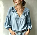Damen Bluse mit V-Ausschnitt, plissiert, locker sitzend, hellblau, elegante Ärmel - S / Oberteile / Hellblau