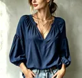 Elegante Nahaufnahme einer blauen Bluse mit V-Ausschnitt, Falten und Laternenärmeln. - S / Oberteile / Dunkelblau