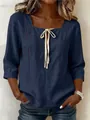 Vue détaillée d'une blouse bleu marine à col carré avec lien et coutures rouges - S / Hauts / Bleu marine