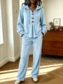 Hellblaues Velours-Lounge-Set für Damen mit Kapuzenpullover in gemütlicher Wohnumgebung. - S / Oberteil Und Unterteil / Himmelblau