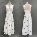 Vues détaillées avant et arrière d'une robe longue fleurie blanche avec col en V - S / Robes / Blanc