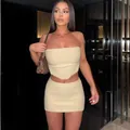 Detailopname van de geribbelde gebreide stof van de sexy crème crop top en mini-rok set - S / Boven- En Onderstuk / Khaki