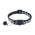 Gedetailleerd overzicht van de zwarte halsband met pootafdrukken en een klein belletje - Kattenkop Gesp Stijl / Zwart