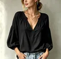 Elegante schwarze Bluse mit V-Ausschnitt, Puffärmeln und Faltenstruktur-Design. - S / Oberteile / Schwarz