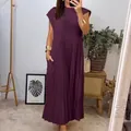 Elegantes lila ärmelloses Maxikleid mit Rundhalsausschnitt, Falten und Seitentaschen. - Burgunderrot