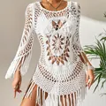 Eleganter weißer Häkel-Strandüberwurf mit Fransen und durchbrochenen Blumenmustern - Kleider / Weiß