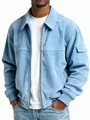 Gedetailleerde weergave van een lichtblauwe corduroy herenjas met rits en handige zakken - S / Tops / Blauw