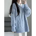Dettaglio maglione azzurro con scollo a V trecce oversize da donna invernale - Taglia unica / Top / Celeste
