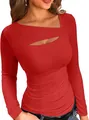 Dettaglio ravvicinato di un top rosso a maniche lunghe a coste con scollo asimmetrico - Taglia S / Top / Rosso
