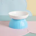 Bol pour chat surélevé en céramique bleue avec rebord incliné protecteur - Bol à pied haut bouche plate / Blanc + Bleu