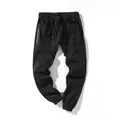 Detailaufnahme der schwarzen Herren-Cargohose mit elastischem Bund und vielen Taschen. - M / Unterteile / Schwarz