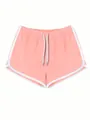 Dettaglio frontale dei pantaloncini sportivi rosa da donna con profili bianchi. - Rosa