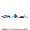 Gioco interattivo per gatti palla con campanello piume blu e corda elastica gatto - Palla a Piume Doppia Testa con Campanello / Diametro Palla 5cm Lunghezza Totale 35cm / Blu