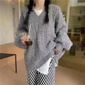 Dettaglio di maglione grigio oversize con scollo a V a trecce in stile casual autunno - Taglia unica / Top / Grigio