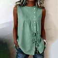 Detalle de blusa sin mangas verde salvia con botones y diseño de nudo ajustable delantero - Verde