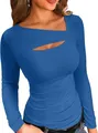 Dettaglio di una t-shirt blu a coste con scollatura a taglio irregolare - Taglia S / Top / Blu zaffiro