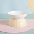Bol surélevé en céramique pour chat avec inclinaison, finition élégante jaune et blanc - Bol à pied haut bouche plate / Blanc et Beige
