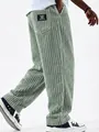 Detailansicht der grünen Cordhose für Herren mit gerippter Textur und Logo-Patch hinten. - Hellgrün