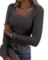 Dettaglio ravvicinato della t-shirt a coste grigio scuro a maniche lunghe con scollo a U - Taglia M / Top / Grigio scuro