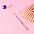 Detailweergave van de kattenhengel met paarse veren en glitterhandvat - Paars