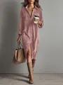 Vue détaillée d'une robe chemise en velours côtelé rose poudré à manches longues. - Rose