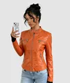 Gedetailleerd vooraanzicht van een nauwsluitend oranje kunstlederen motorjack op model - M / Tops / Oranje
