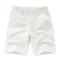 Vue détaillée d'un short décontracté blanc pour homme avec taille élastique et bouton. - Blanc