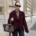 Elegante bordeauxrode wollen jas in Franse stijl met dubbele rij knopen op het model - S / Tops / Bordeauxrood