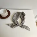 Petit foulard carré 58cm en coton et lin respirant avec élégant motif cachemire noir - Motif Floral Artistique (Image Principale 48) / Beige Floral