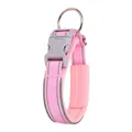 Vue détaillée d'un collier réfléchissant rose pour chien avec doublure rembourrée - Rose