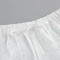 Gros plan sur la broderie anglaise blanche de la taille élastique avec cordon - S / Haut Et Bas / Blanc