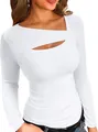 Dettaglio ravvicinato maglietta bianca aderente a maniche lunghe con scollatura - Taglia S / Top / Bianco