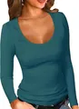 Dettaglio della trama a coste e dello scollo a U di questa maglietta slim fit a coste. - Verde malachite