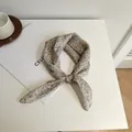 Petit foulard carré de 58 cm en coton et lin à fleurs pour femme de style artistique - Style Fleuri Rétro (Image Principale 49) / 58*58cm / Imprimé Fleuri Crème