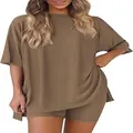 Completo casual da donna in due pezzi con t-shirt ampia e pantaloncini a vita alta - Marrone