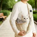 Bolso bandolera portátil beige para mascotas con un gato blanco en un parque - Beige